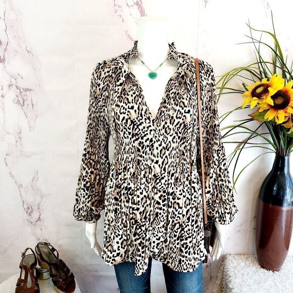 Chico's leopard print v neck blouse - Picture 2 of 9